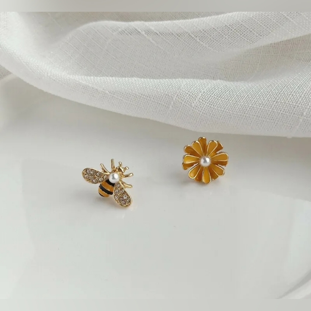 🌼 🐝 Bee Daisy Flower Crystal Pearl Stud Earrings